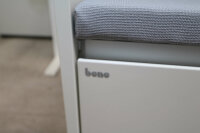 Bene-rollbares Sideboard mit Sitzfläche in weiß-grau - Mustermöbel